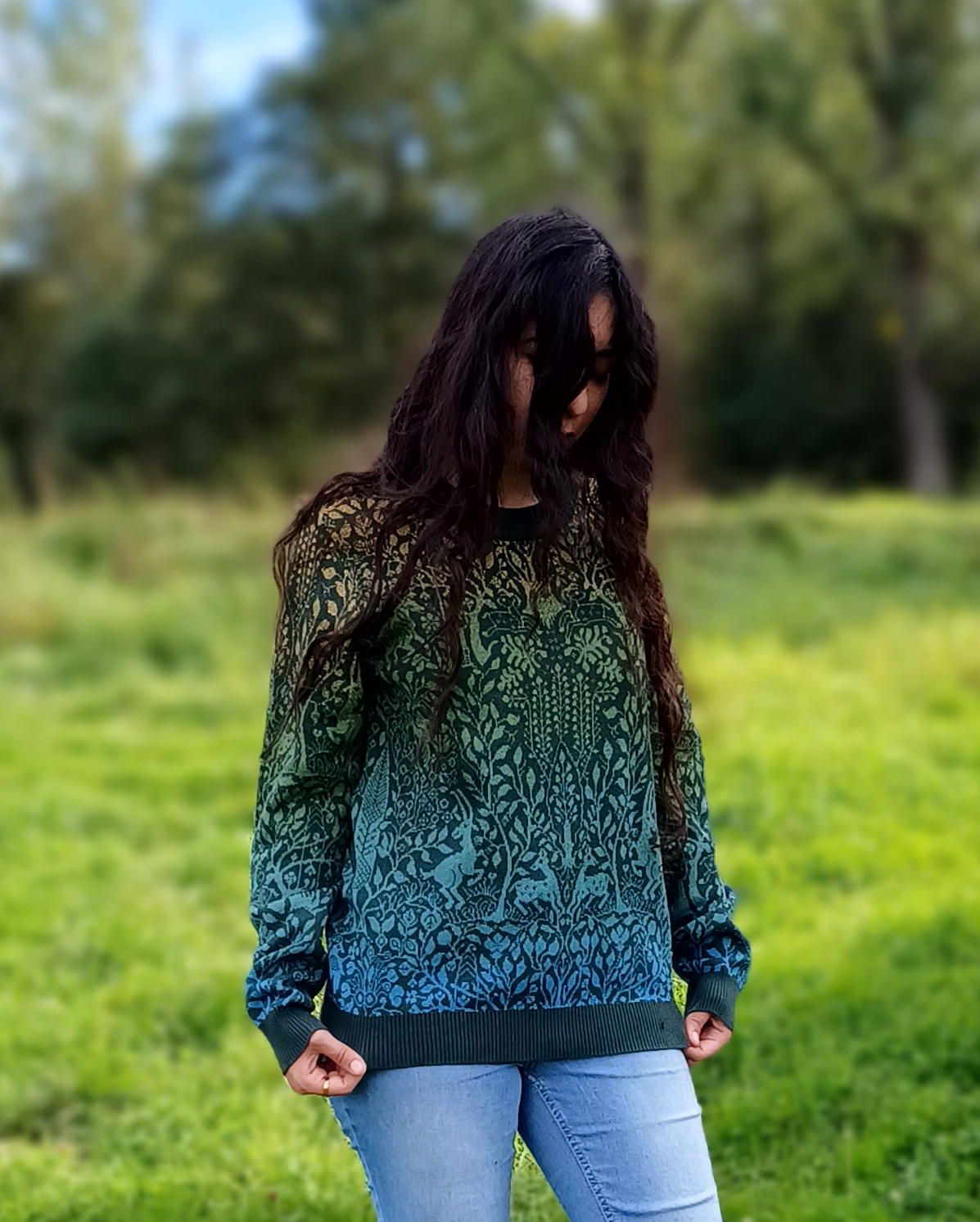 Unisex Strickpullover – Tanzender Wald (Frühling) – Rundhalsausschnitt, klassische Passform