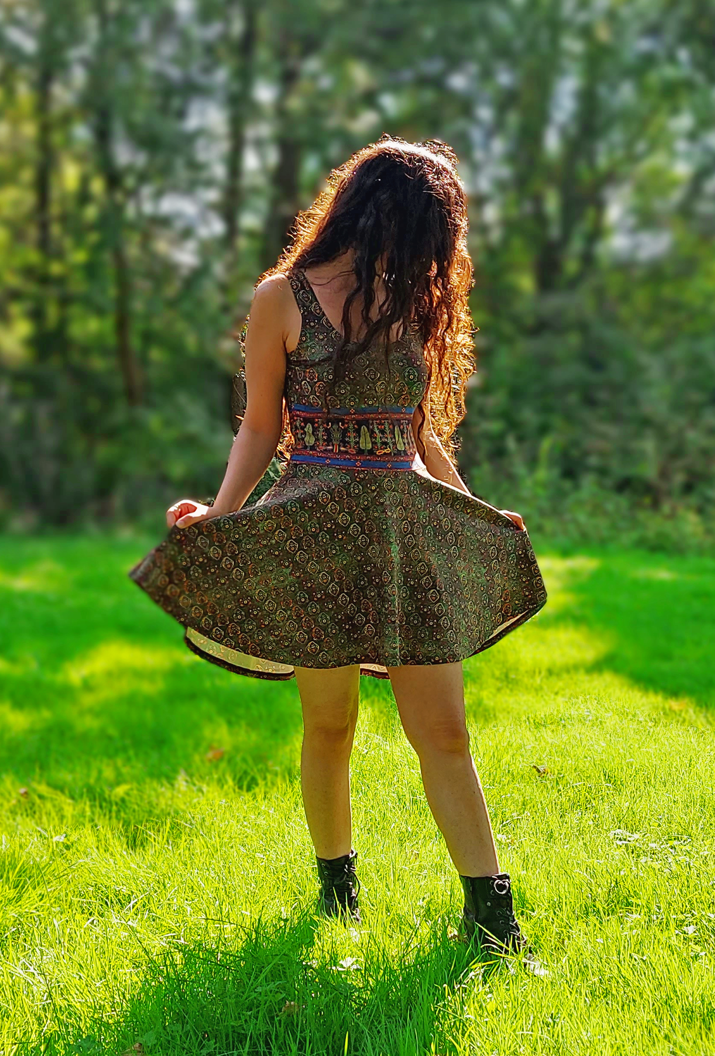 Skater-/A-Linien-Kleid – Der Garten der heiligen Kiefern (Sommer)