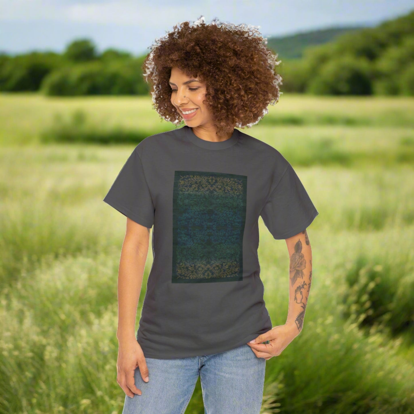 Unisex-T-Shirt aus schwerer Baumwolle – Lichtstrahlen auf Reisfeldern (Nachtblau)