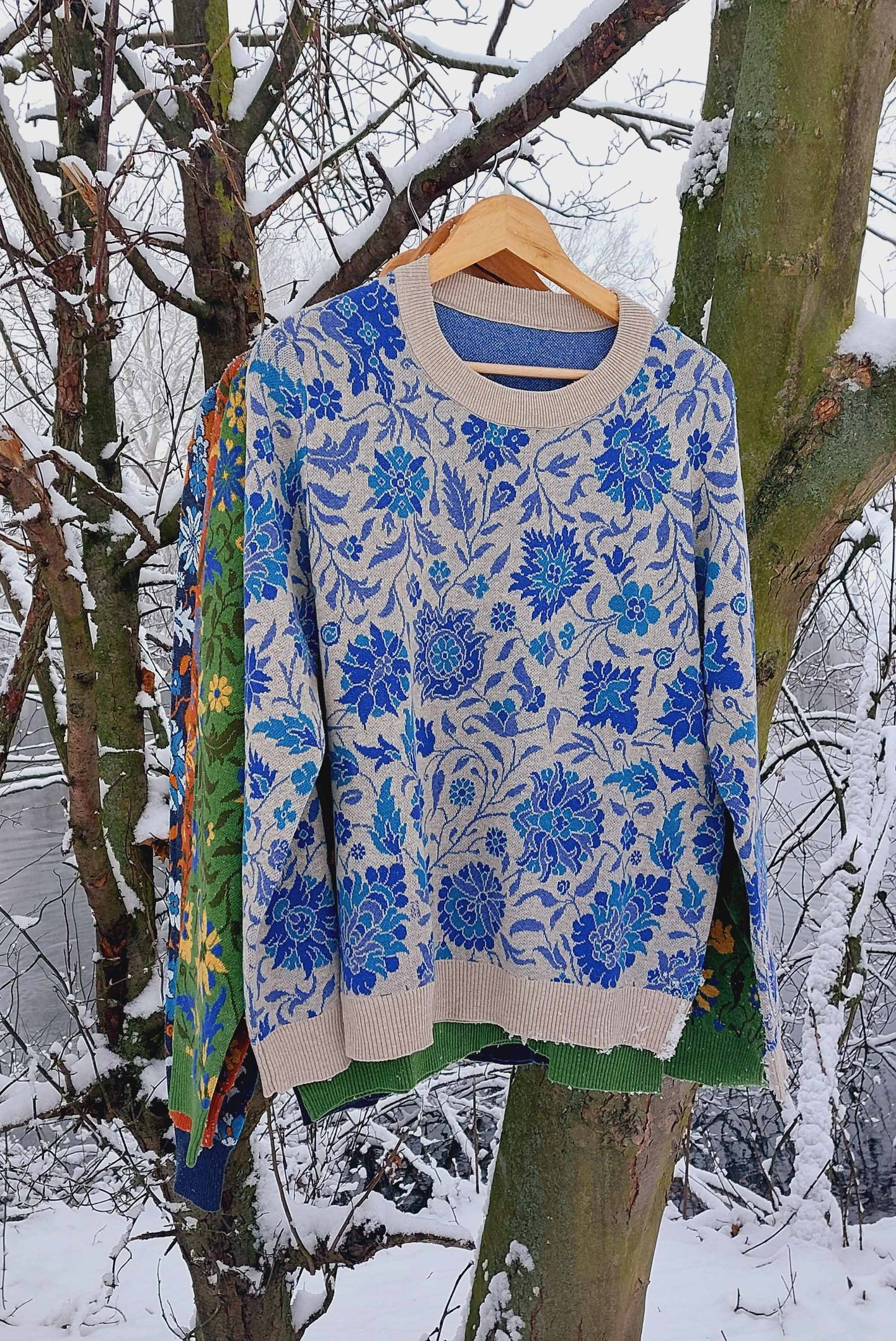 Unisex Strickpullover – Traum vom Paradies (Winter-Blumen) – Rundhalsausschnitt, klassische Passform