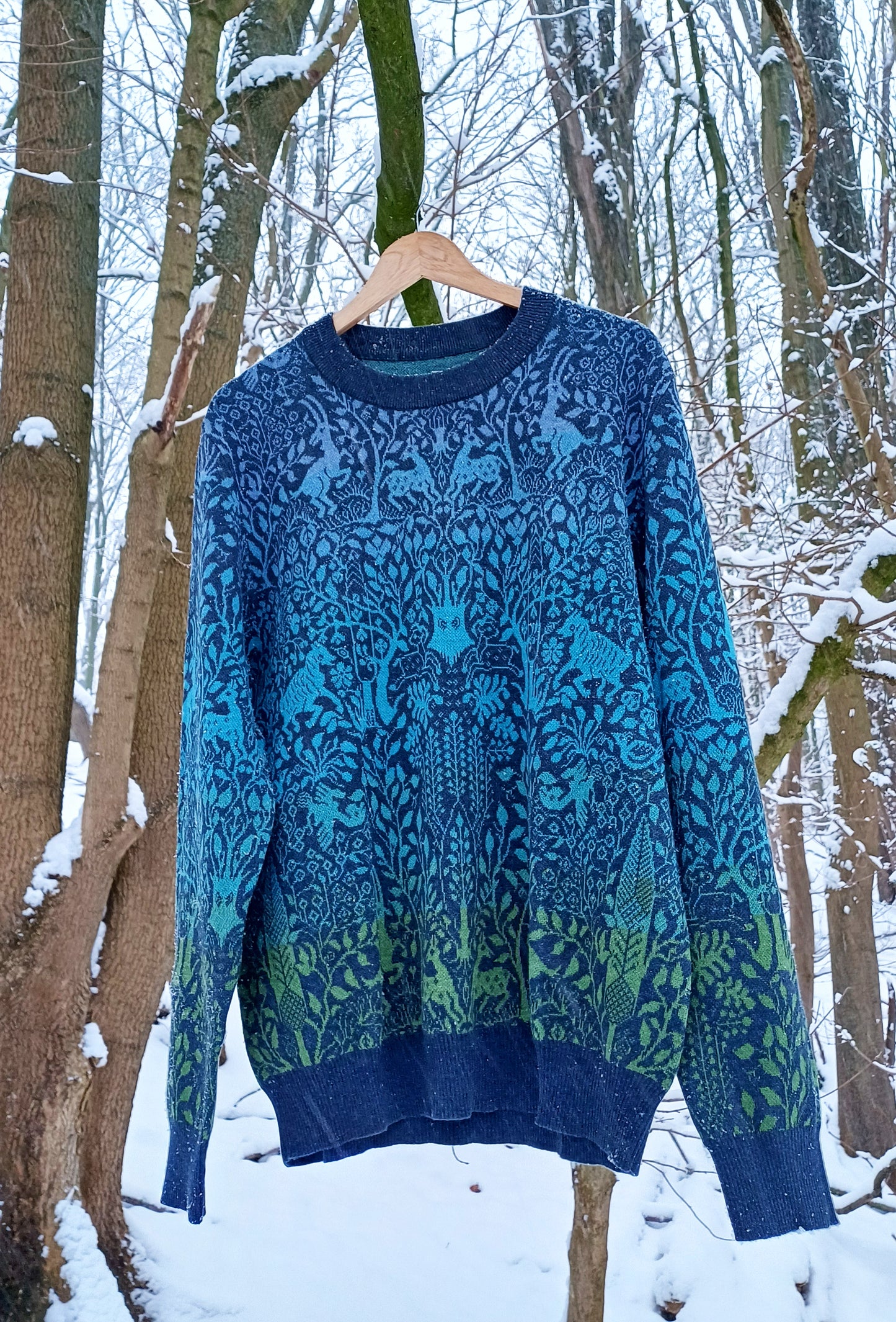 Unisex Strickpullover – Tanzender Wald (Winter) – Rundhalsausschnitt, klassische Passform