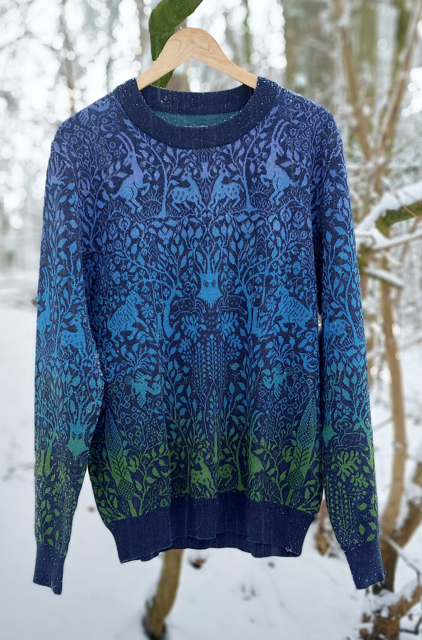 Unisex Strickpullover – Tanzender Wald (Winter) – Rundhalsausschnitt, klassische Passform