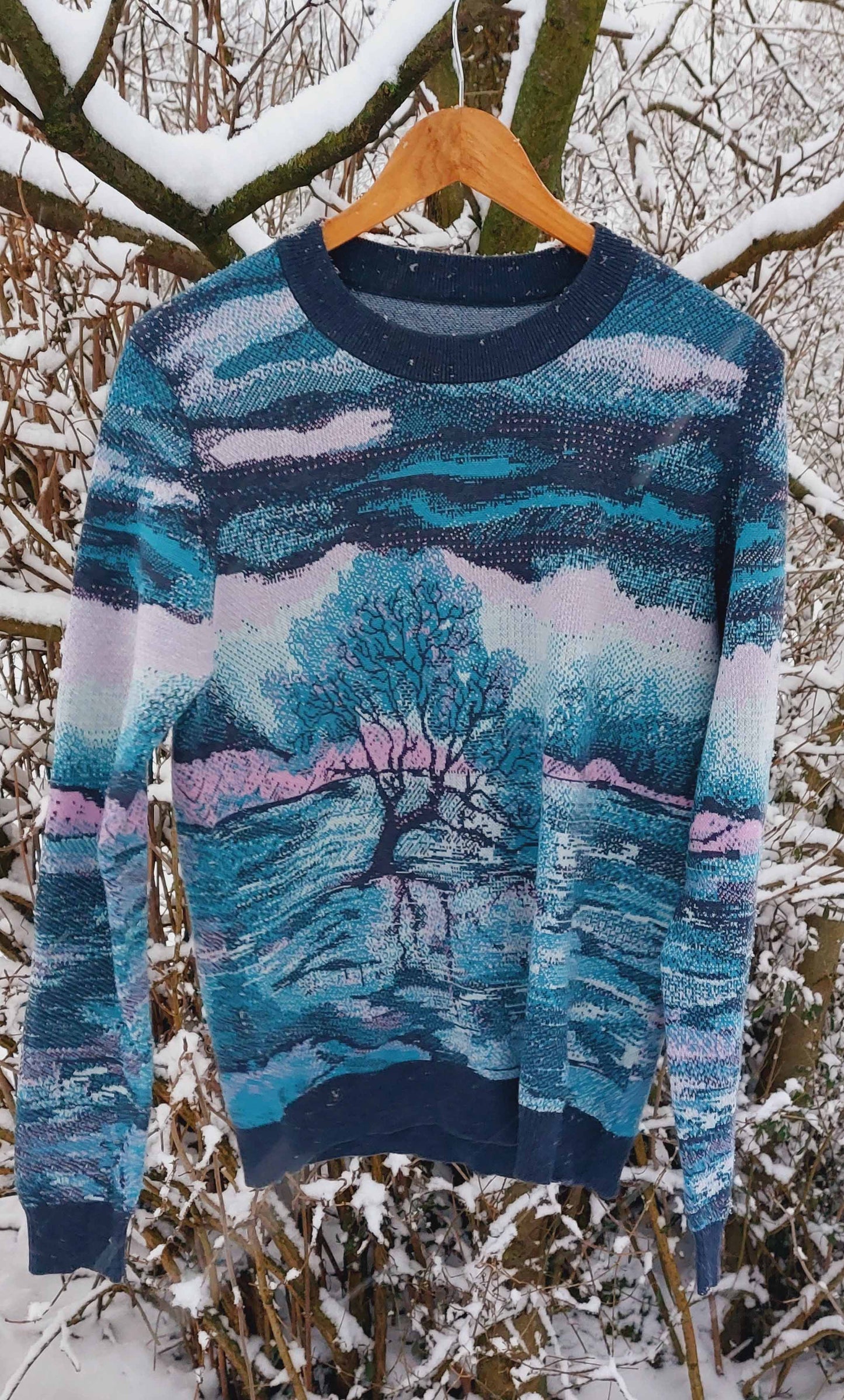 Unisex Strickpullover – Baum der Seen (Winter Nacht) – Rundhalsausschnitt, klassische Passform