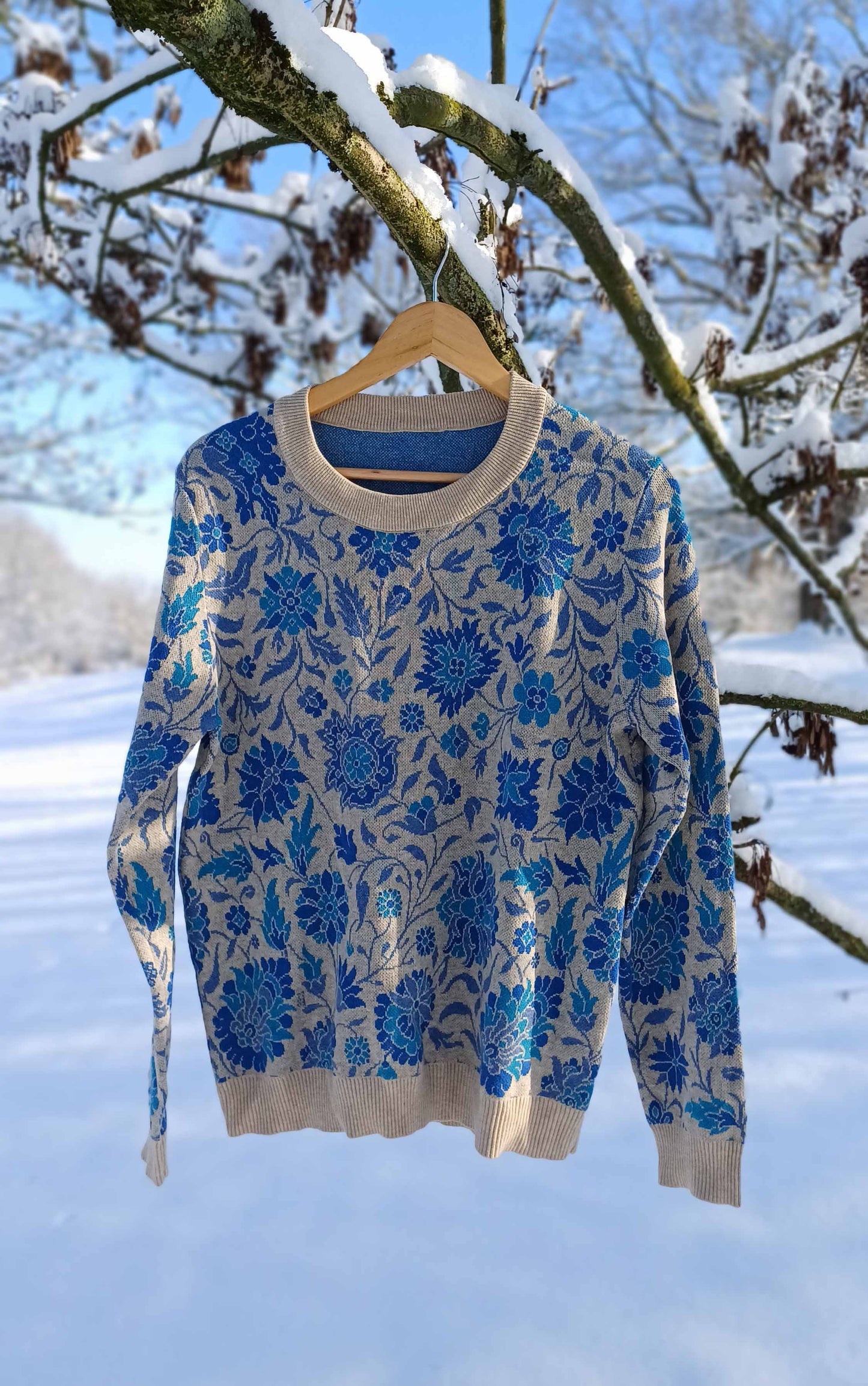 Unisex Strickpullover – Traum vom Paradies (Winter-Blumen) – Rundhalsausschnitt, klassische Passform