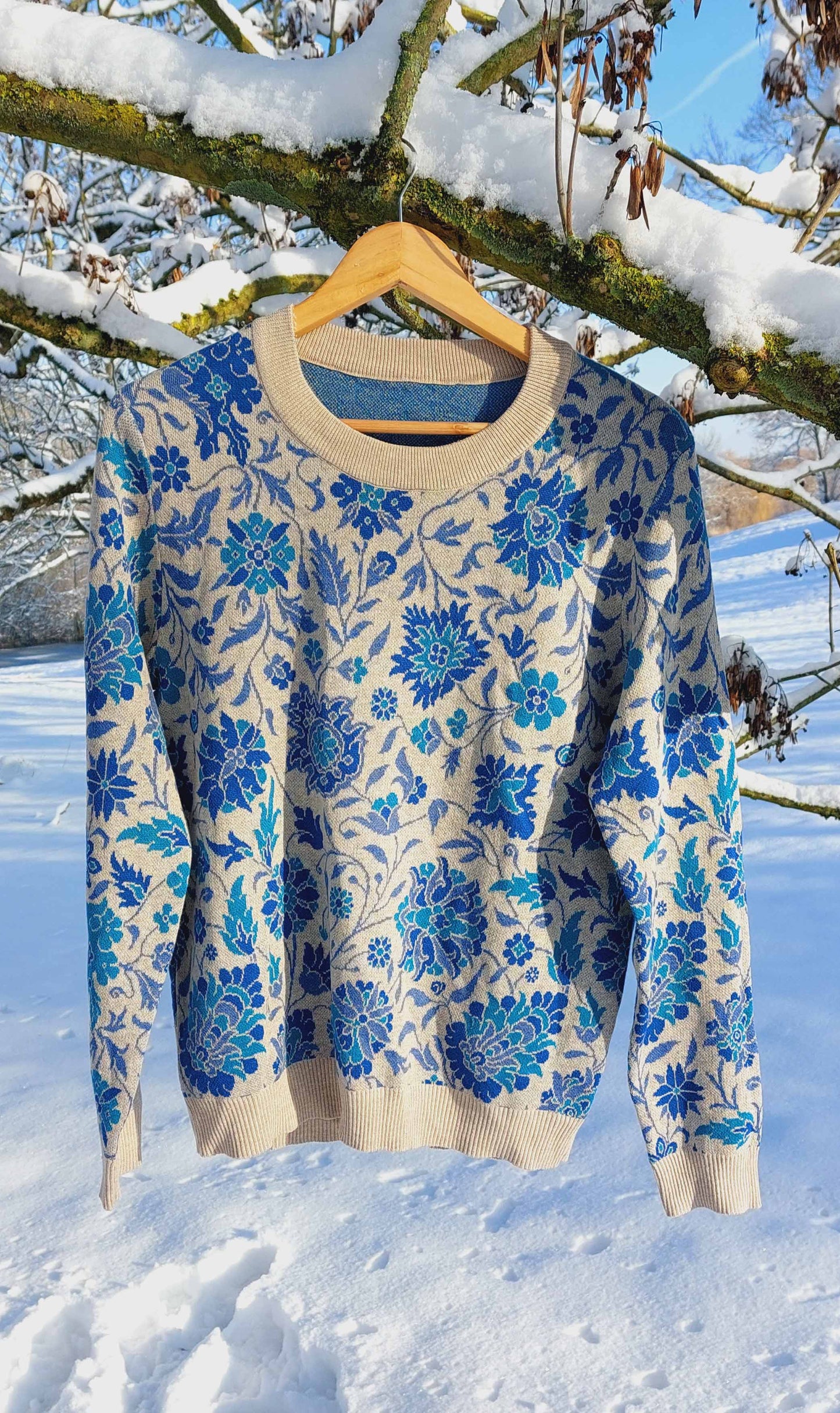 Unisex Strickpullover – Traum vom Paradies (Winter-Blumen) – Rundhalsausschnitt, klassische Passform