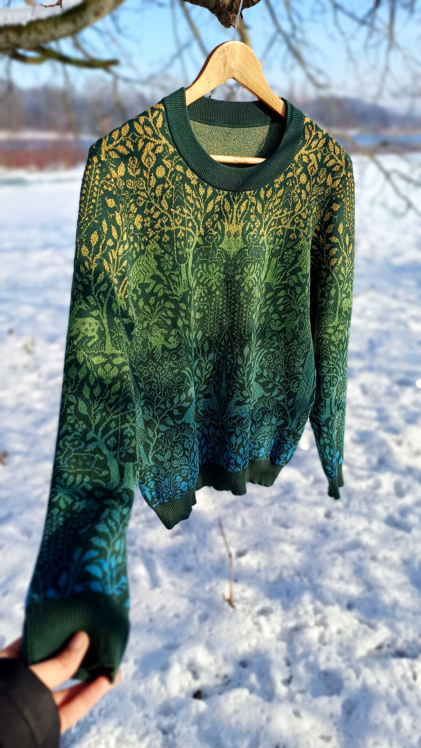 Unisex Strickpullover – Tanzender Wald (Frühling) – Rundhalsausschnitt, klassische Passform