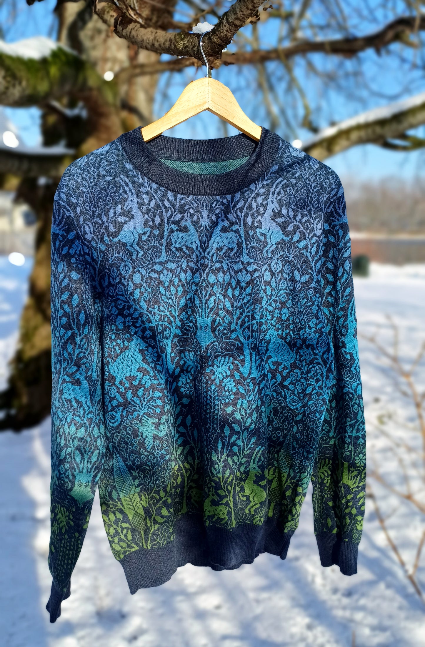 Unisex Strickpullover – Tanzender Wald (Winter) – Rundhalsausschnitt, klassische Passform