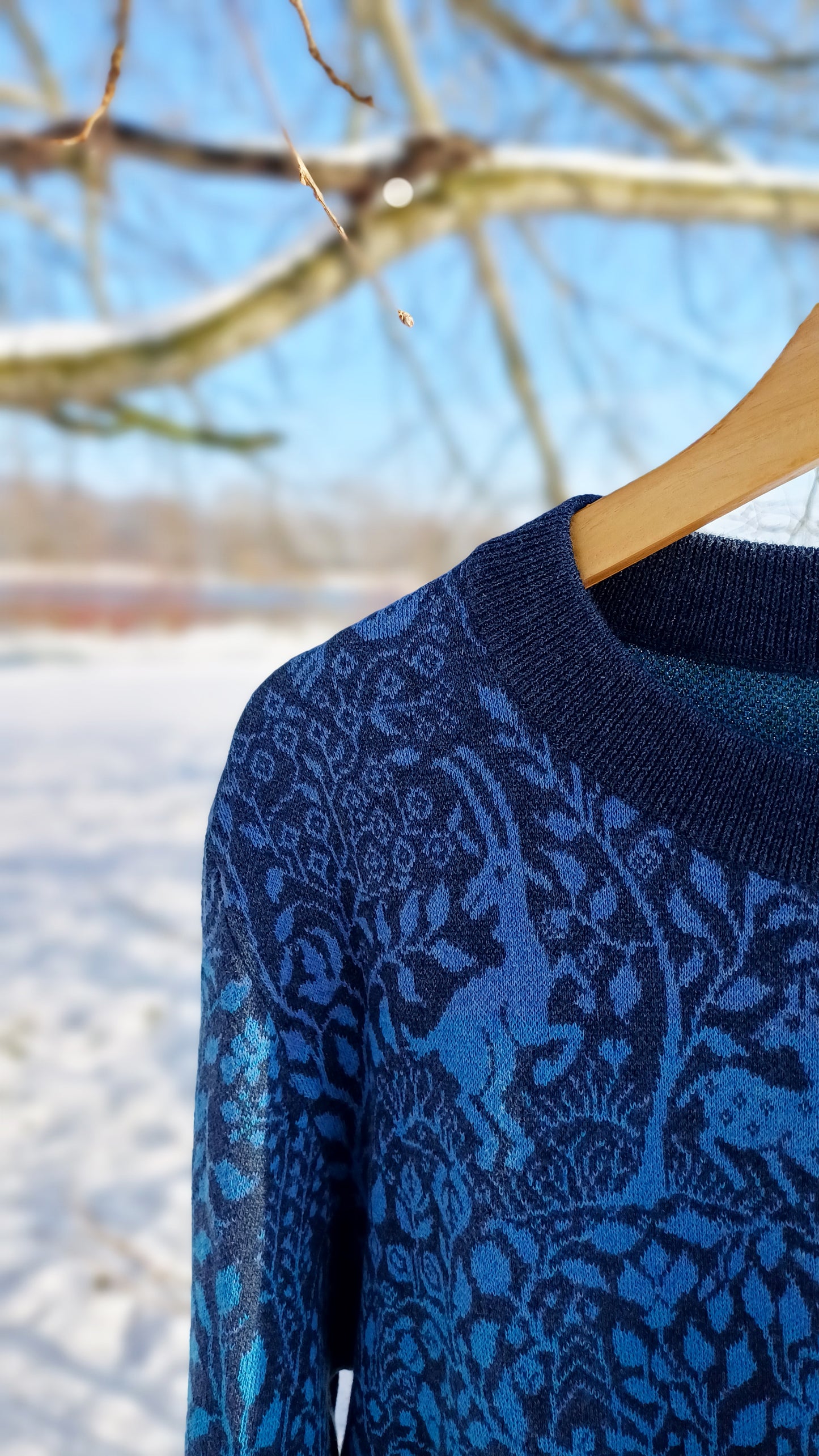 Unisex Strickpullover – Tanzender Wald (Winter) – Rundhalsausschnitt, klassische Passform