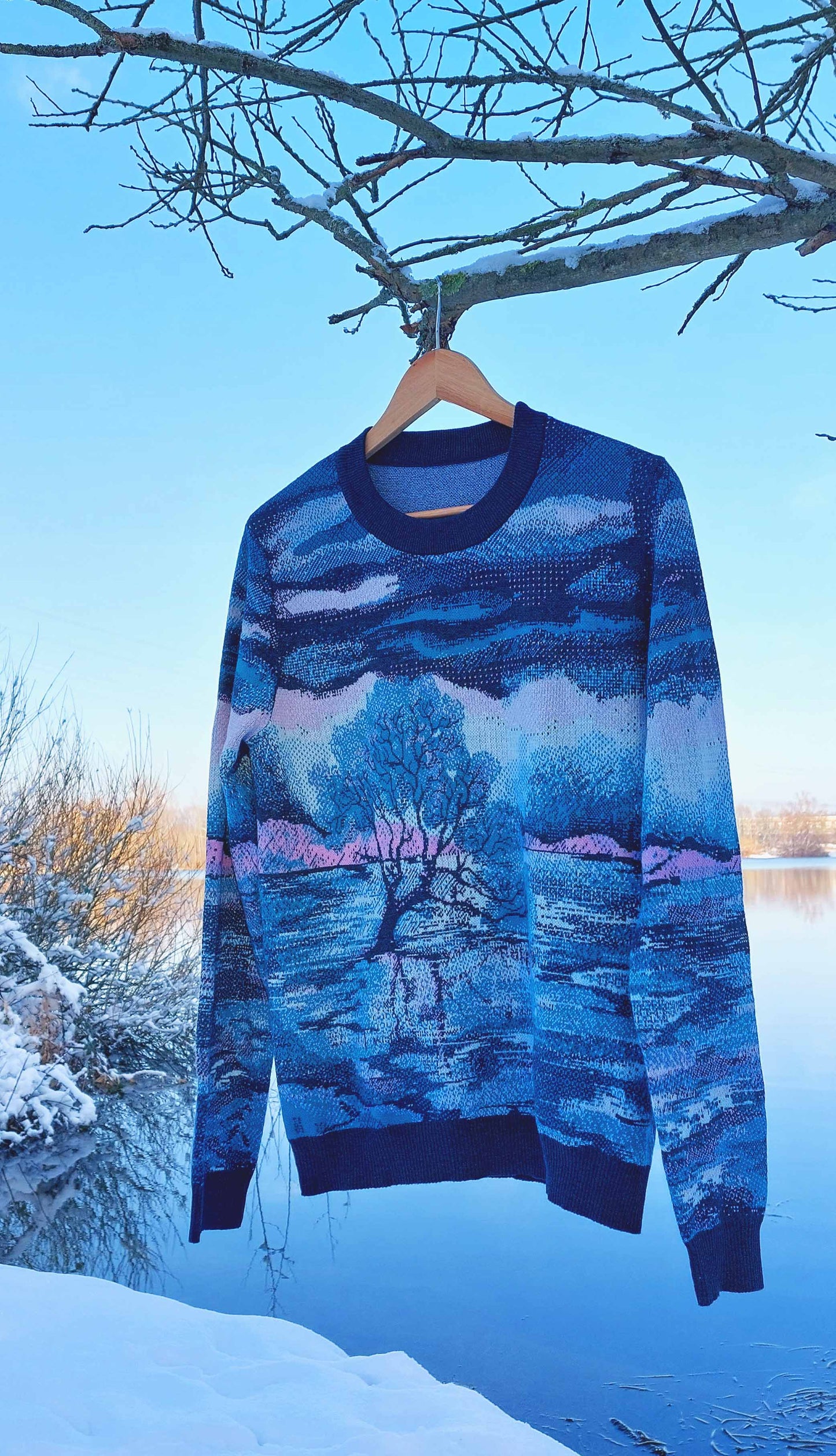 Unisex Strickpullover – Baum der Seen (Winter Nacht) – Rundhalsausschnitt, klassische Passform