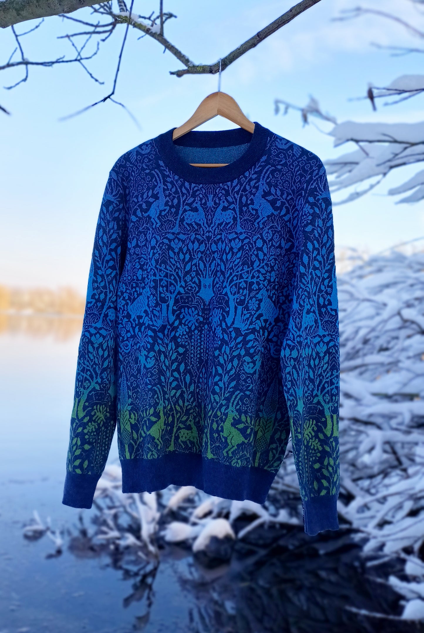 Unisex Strickpullover – Tanzender Wald (Winter) – Rundhalsausschnitt, klassische Passform