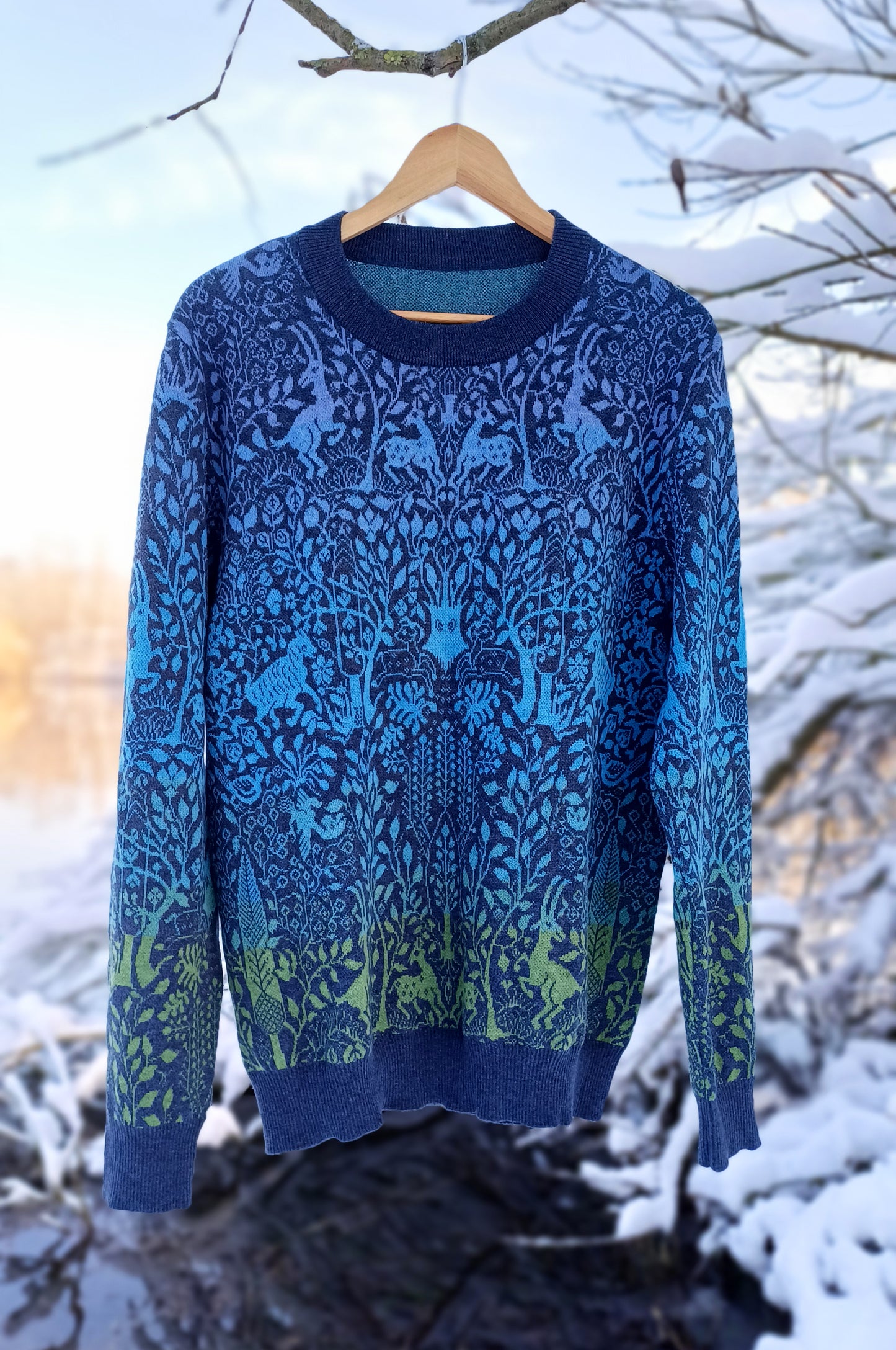 Unisex Strickpullover – Tanzender Wald (Winter) – Rundhalsausschnitt, klassische Passform