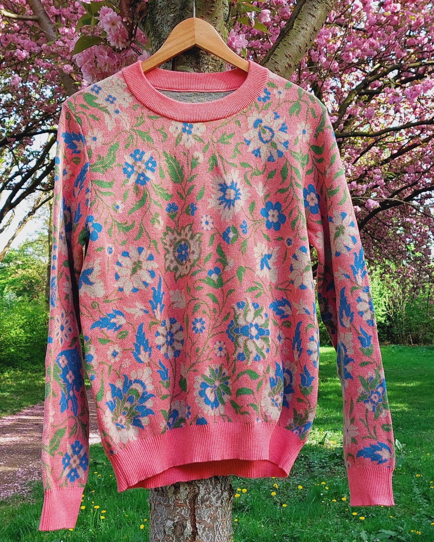 Unisex Strickpullover – Traum vom Paradies (Kirsch-Blüte) – Rundhalsausschnitt, klassische Passform