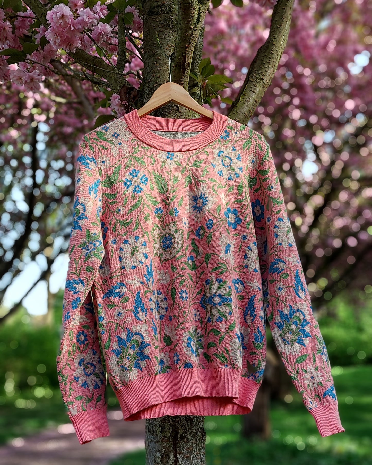 Unisex Strickpullover – Traum vom Paradies (Kirsch-Blüte) – Rundhalsausschnitt, klassische Passform