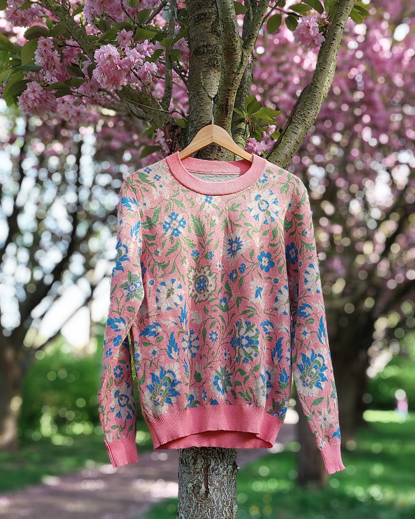 Unisex Strickpullover – Traum vom Paradies (Kirsch-Blüte) – Rundhalsausschnitt, klassische Passform